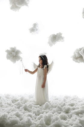 天使装扮的快乐小女孩