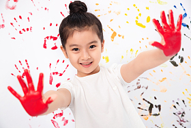 手上涂满颜料的小女孩