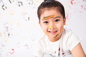 脸上涂满颜料的小女孩