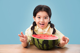 可爱的小女孩吃西瓜