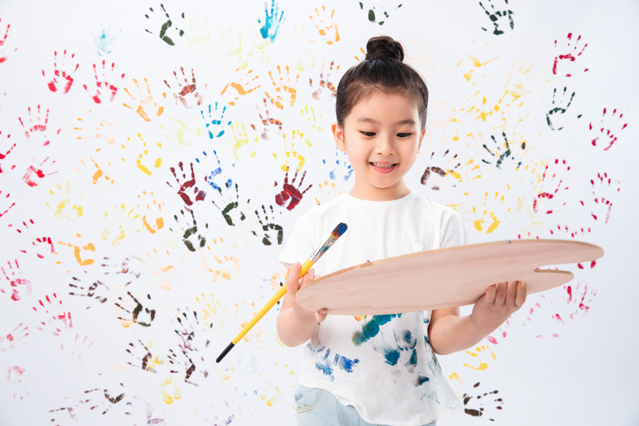 拿画笔画画的小女孩照片 拿画笔画画的小女孩照片