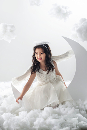 坐在月亮上的快乐小天使