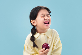 吃水果的小女孩图片