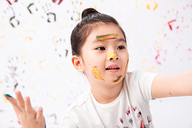 脸上涂满颜料的小女孩图片