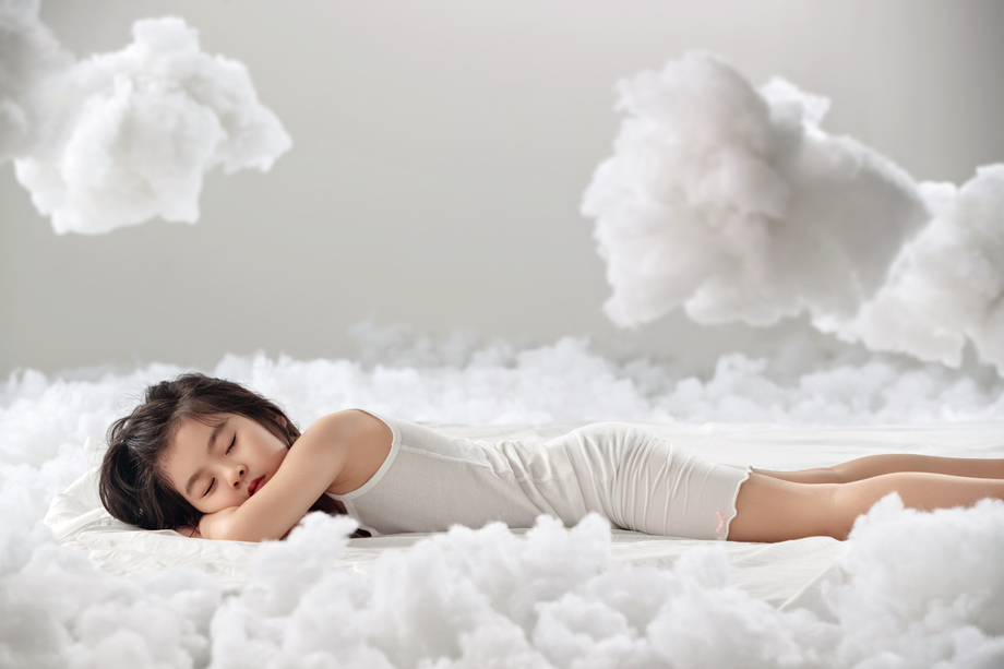 可爱的小女孩躺在云朵上图片 可爱的小女孩躺在云朵上图片
