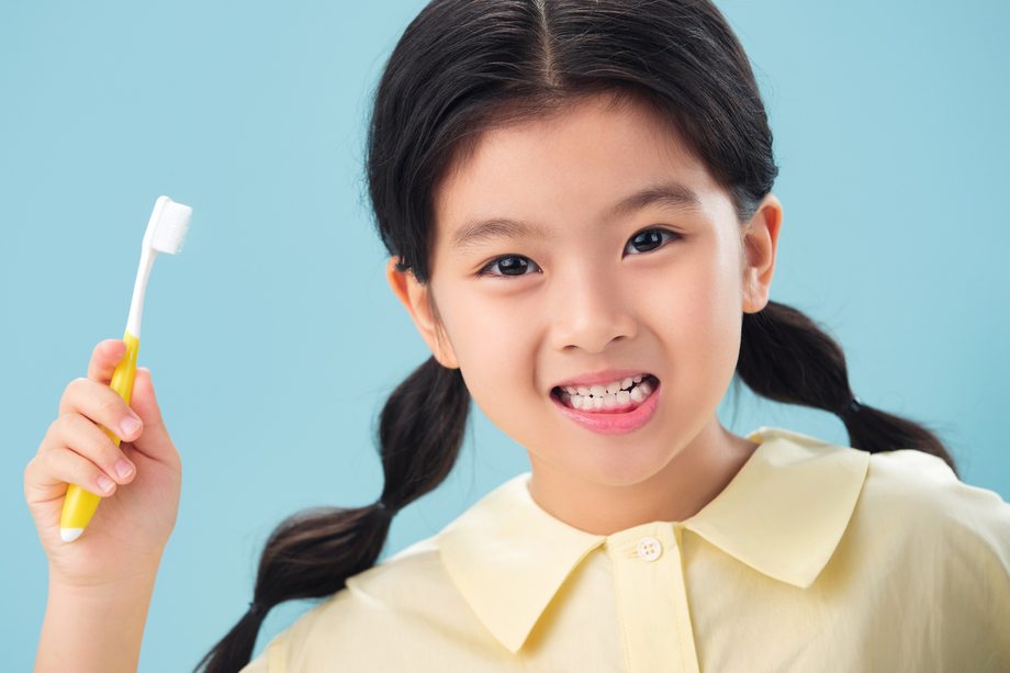 拿着牙刷刷牙的小女孩 拿着牙刷刷牙的小女孩