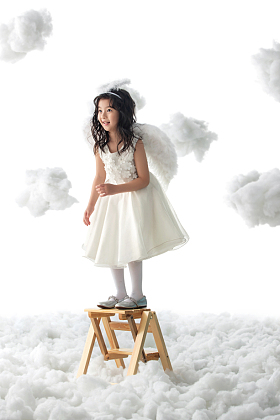 站在梯子上玩耍的小天使