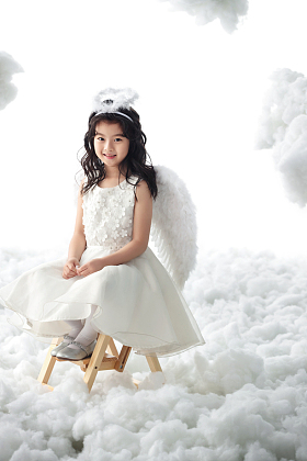 坐着玩耍的快乐小天使图片