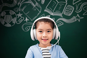 坐在黑板前上课的小学女生