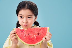 可爱的小女孩吃西瓜