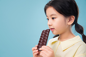 吃巧克力的小女孩照片