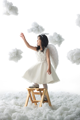 站在梯子上玩耍的小天使