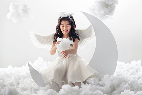 坐在月亮上的快乐小天使