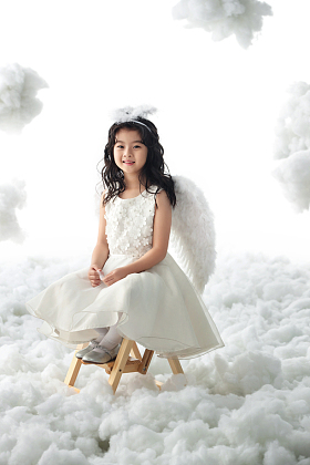 坐着玩耍的快乐小天使照片