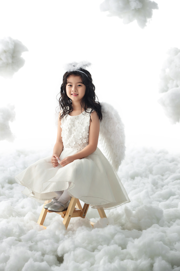 坐着玩耍的快乐小天使照片 坐着玩耍的快乐小天使照片