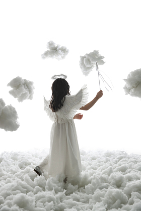 拿着魔法棒的小天使背影图片