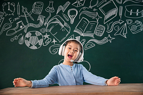 坐在黑板前上课的小学女生图片