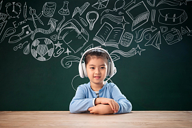 坐在黑板前上课的小学女生图片