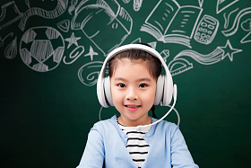 坐在黑板前上课的小学女生