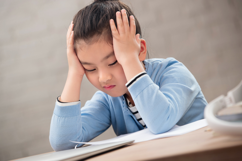 疲惫的小学女生 疲惫的小学女生
