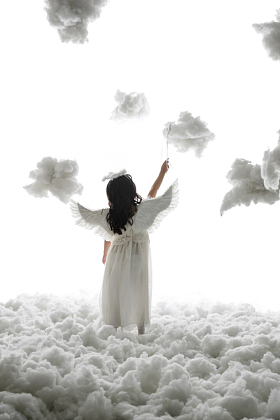 拿着魔法棒的小天使背影照片