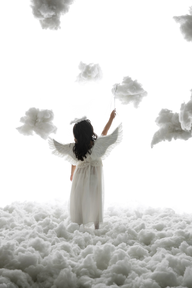 拿着魔法棒的小天使背影照片 拿着魔法棒的小天使背影照片