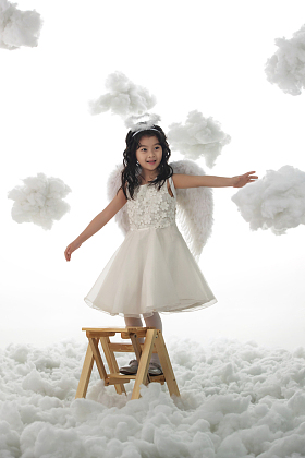 站在梯子上玩耍的小天使