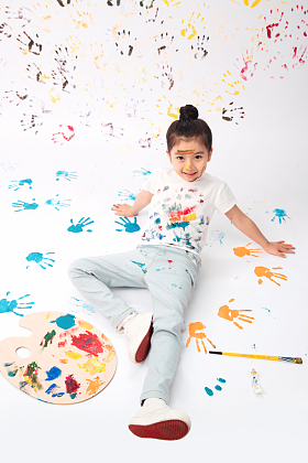 画画的小女孩图片