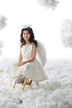 坐着玩耍的快乐小天使图片