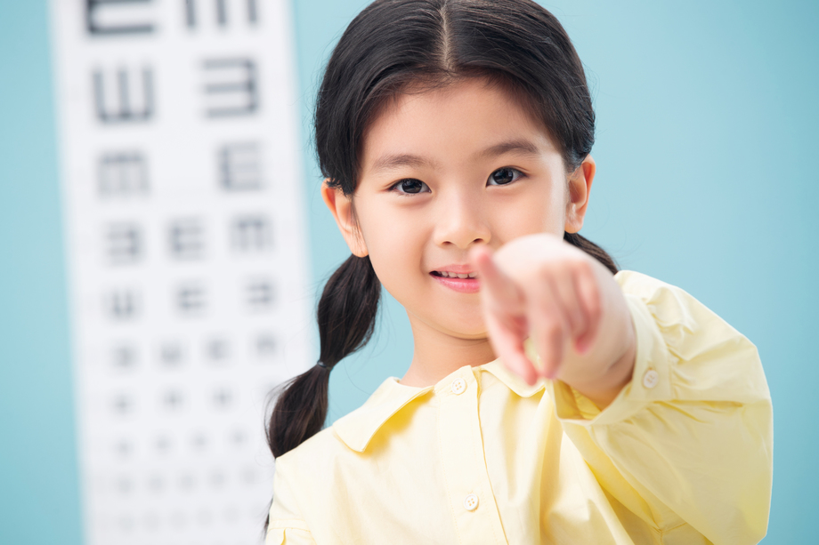 小女孩测视力照片 小女孩测视力照片