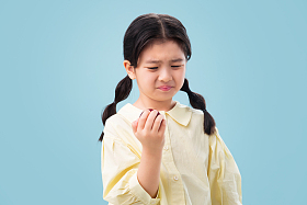 吃水果的小女孩