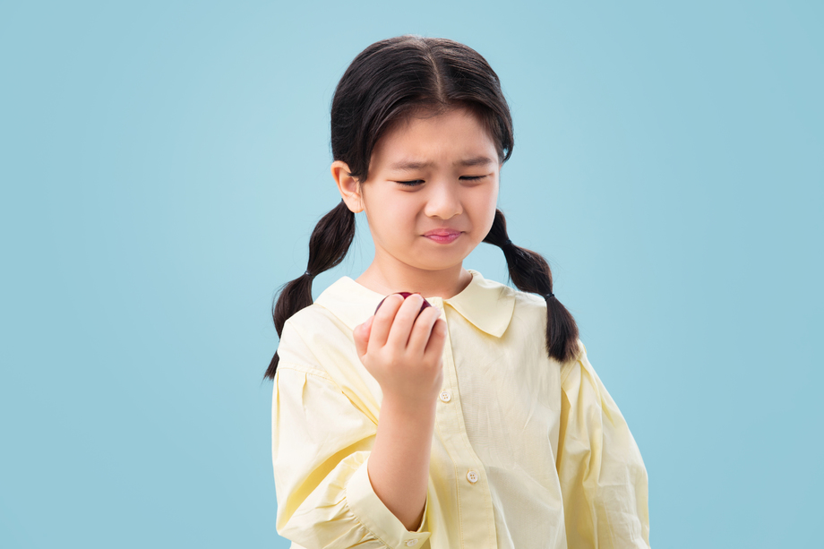 吃水果的小女孩 吃水果的小女孩