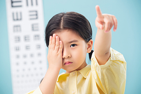 小女孩测视力