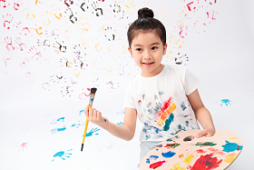 拿画笔画画的小女孩