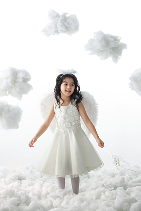 天使装扮的快乐小女孩