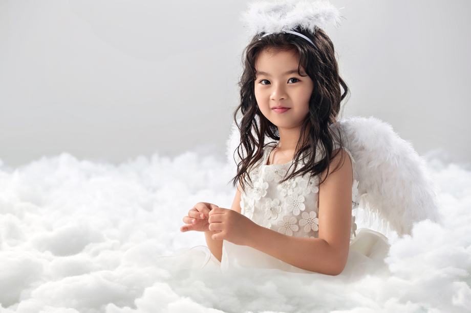 快乐的小天使玩耍照片 快乐的小天使玩耍照片