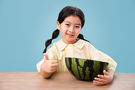 可爱的小女孩吃西瓜