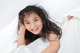 可爱的小女孩玩耍图片