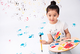 拿画笔画画的小女孩
