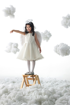 站在梯子上玩耍的小天使