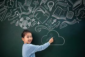 站着黑板前的小学女生图片