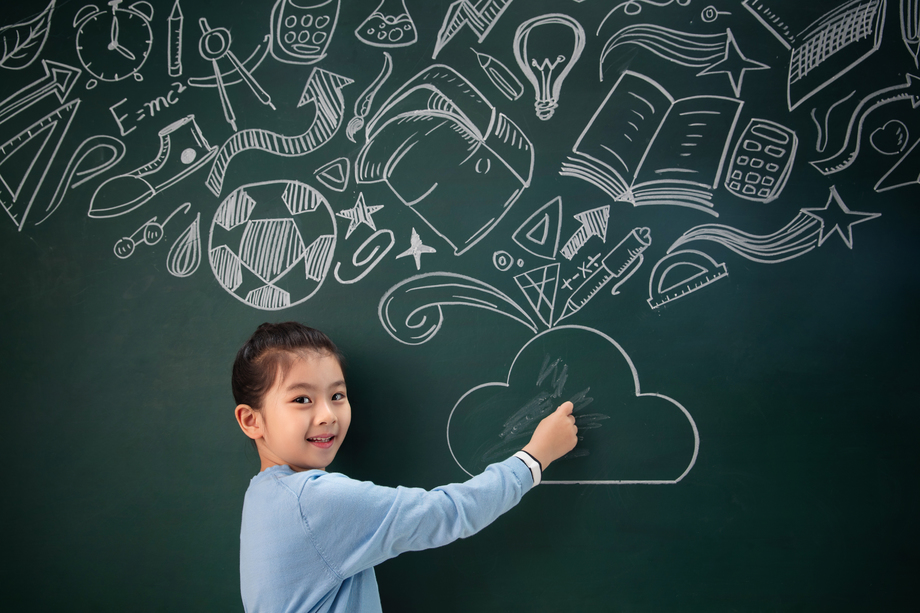 站着黑板前的小学女生图片 站着黑板前的小学女生图片