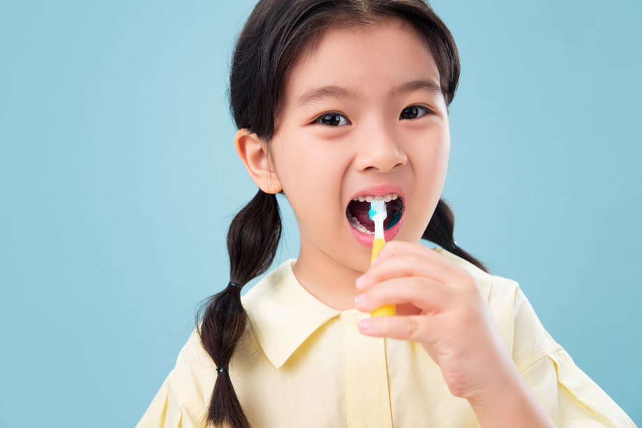 拿着牙刷刷牙的小女孩图片