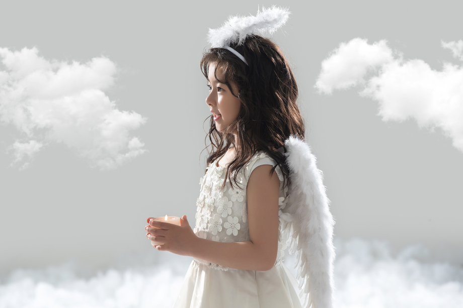 拿着蜡烛的可爱小天使照片 拿着蜡烛的可爱小天使照片