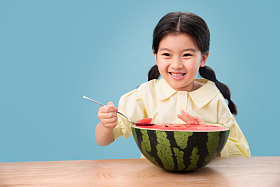 可爱的小女孩吃西瓜图片