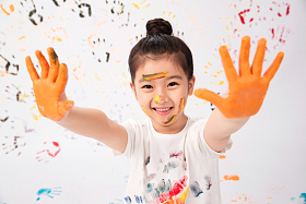 手上涂满颜料的小女孩