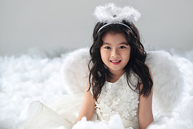 快乐的小天使玩耍照片