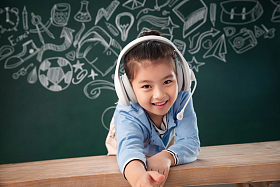 坐在黑板前上课的小学女生