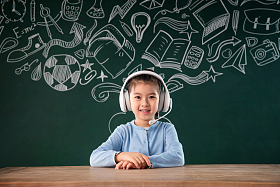 坐在黑板前上课的小学女生