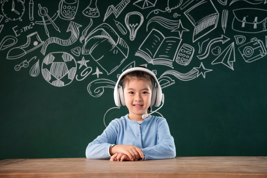 坐在黑板前上课的小学女生 坐在黑板前上课的小学女生